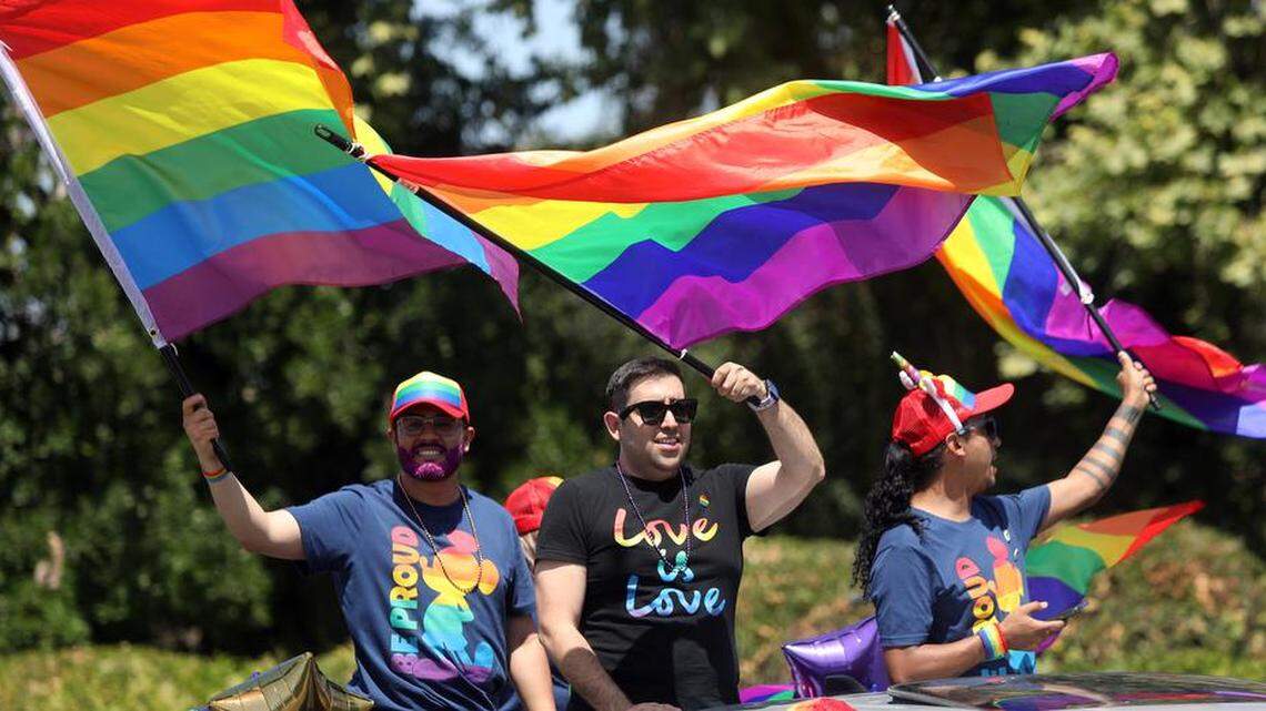 Cientos de banderas del orgullo ondearon entre participantes y espectadores durante el Desfile del Orgullo Arcoíris de Fresno, celebrado en el Distrito de Tower el 3 de junio de 2023.