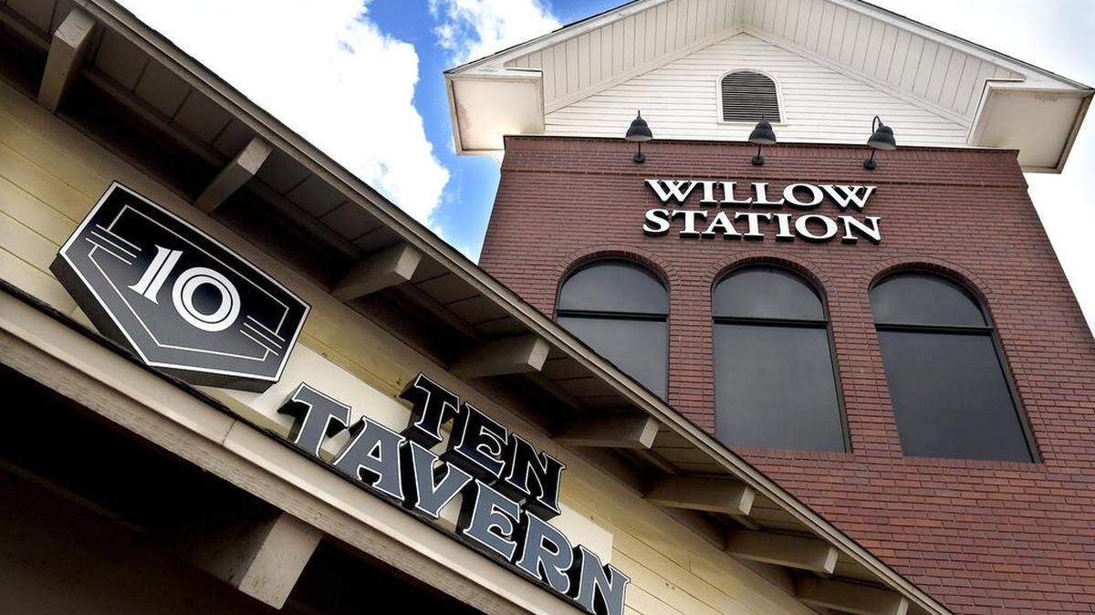 The new Ten Tavern will occupy the corner space previously occupied by Giuseppe Gallo’s in the Willow Station shopping center, 1177 N. Willow.