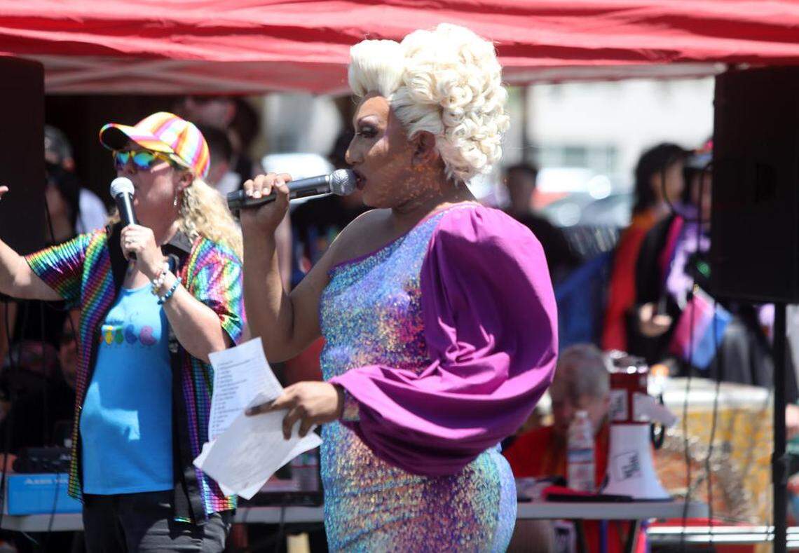 Leilani Price fungió como presentadora en el Desfile del Orgullo Arcoíris de Fresno, en el Distrito de Tower, el 3 de junio de 2023.
