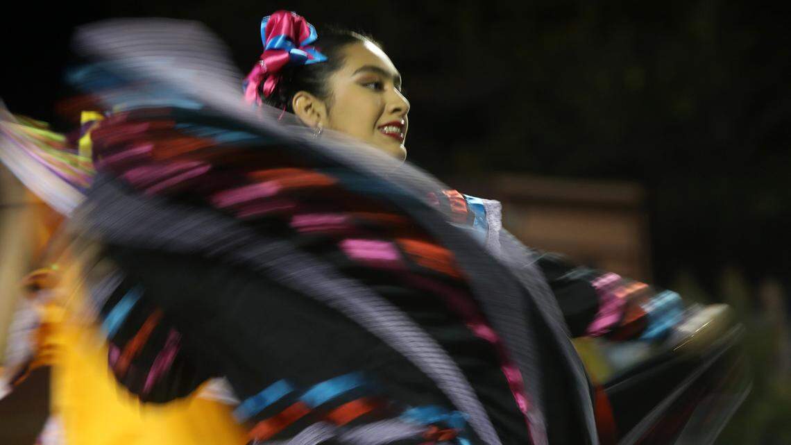 Belén Preciado, del Edison High Folclórico, baila 'El Son de La Negra' al final de la primera Celebración Latinx de Reconocimiento de Preparatorias, en el McLane High Stadium, el 4 de junio de 2023.