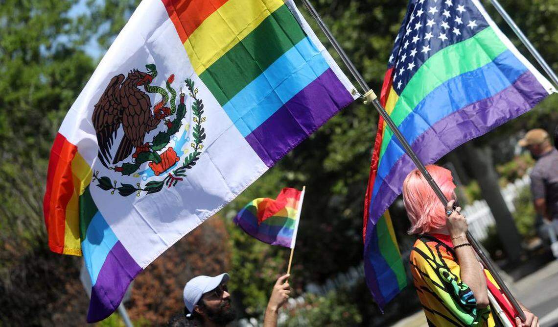 Elementos de la bandera mexicana forman una bandera del orgullo durante el Desfile del Orgullo Arcoíris de Fresno, en el Distrito de Tower, el 3 de junio de 2023.