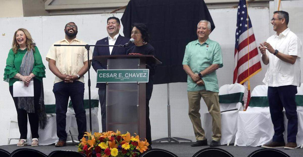 Dolores Huerta hizo reír a la gente durante su discurso en la celebración del cambio de nombre de Kings Canyon y otras dos calles en honor del icono de los trabajadores agrícolas César E. Chávez. La celebración tuvo lugar en el recinto ferial de Fresno el 10 de junio de 2023.