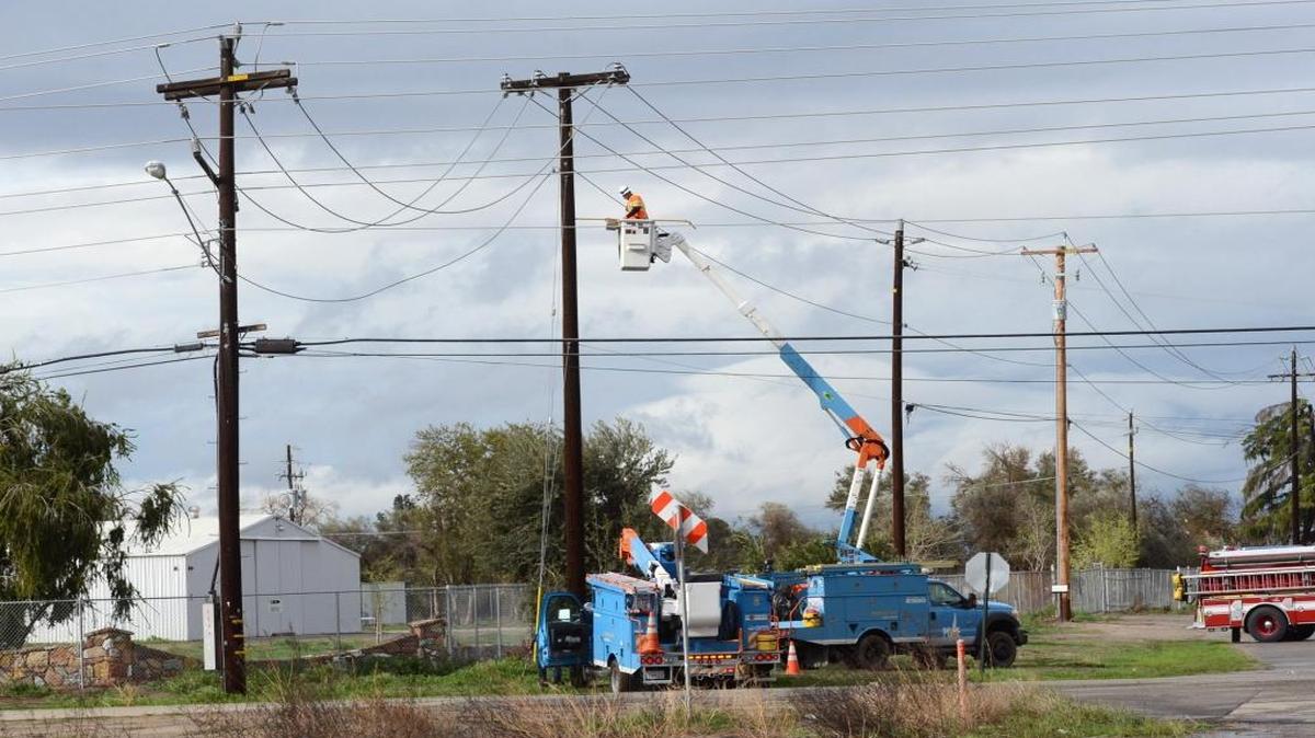 Pacific Gas and Electric Co. workers on power lines at Peach and North avenues in south Fresno in 2014. Fresno city leaders are considering alternatives to having the company supply electricity in the area.