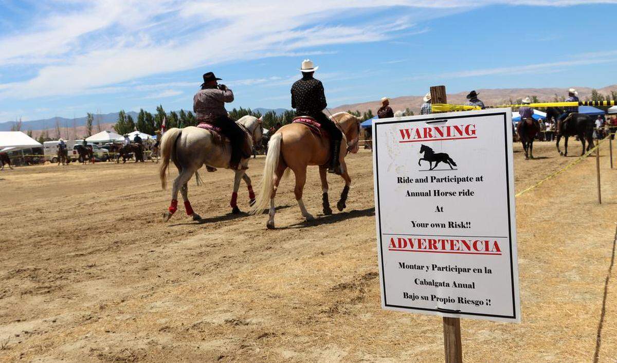 Los jinetes van bajo su propio riesgo, según este cartel en la 45ª Peregrinación Anual a Caballo Joaquín Murrieta en Three Rocks, el 30 de julio de 2023.