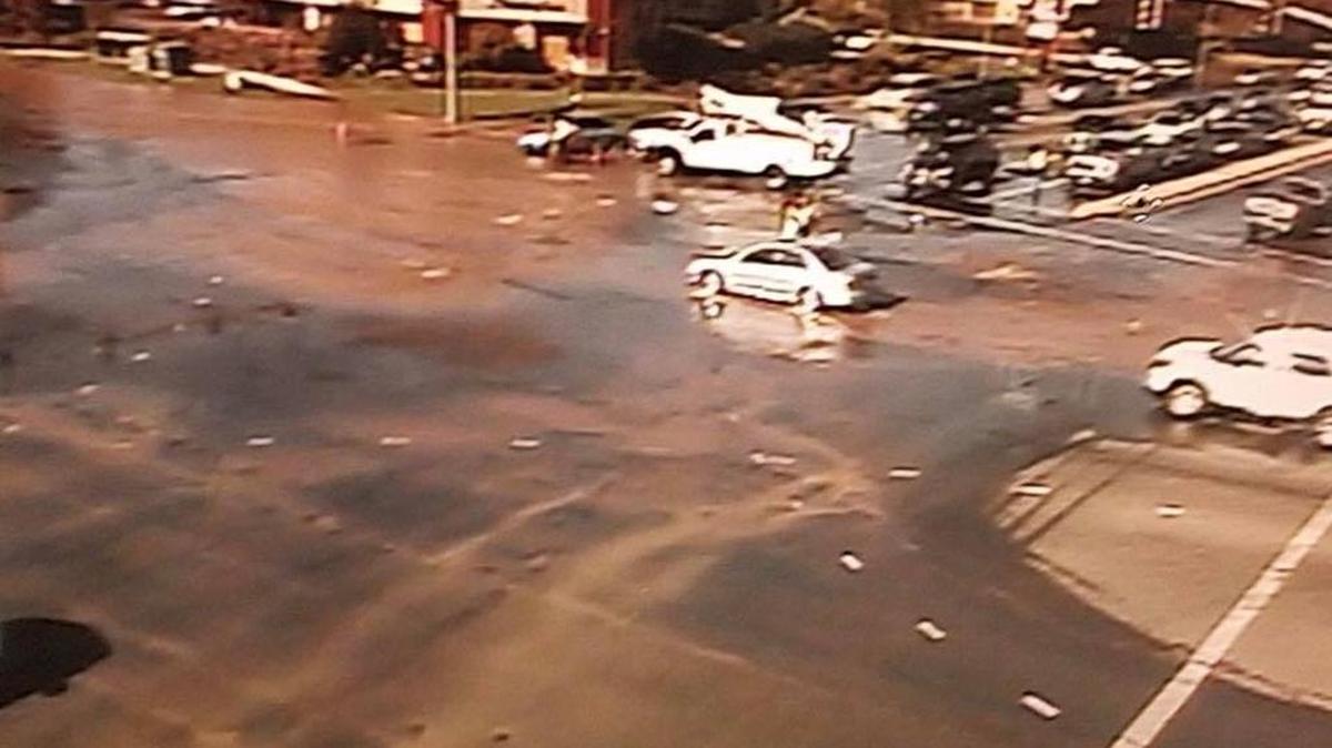 Water floods the intersection of Clovis and Herndon avenues on Friday, Nov. 17, 2017 after a water main broke.
