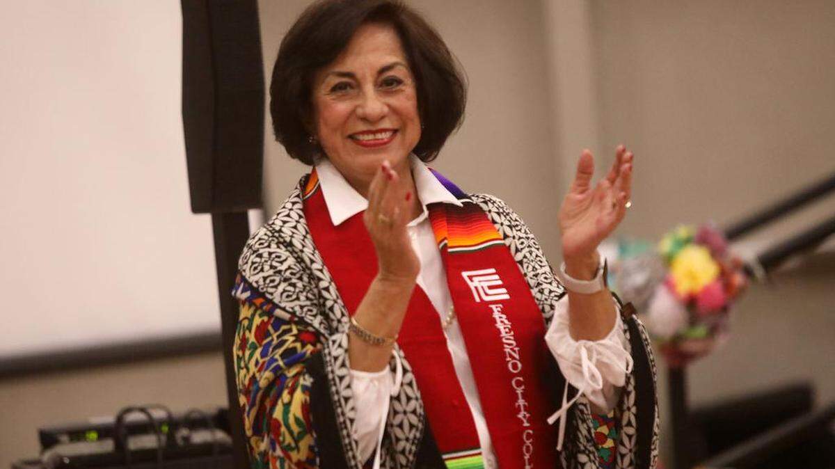La funcionaria retirada del servicio exterior estadounidense Priscilla Del Bosque-Schouten fue la oradora principal en la 21ª Celebración de la Graduación Latina en el gimnasio de la universidad, el 6 de mayo de 2023.