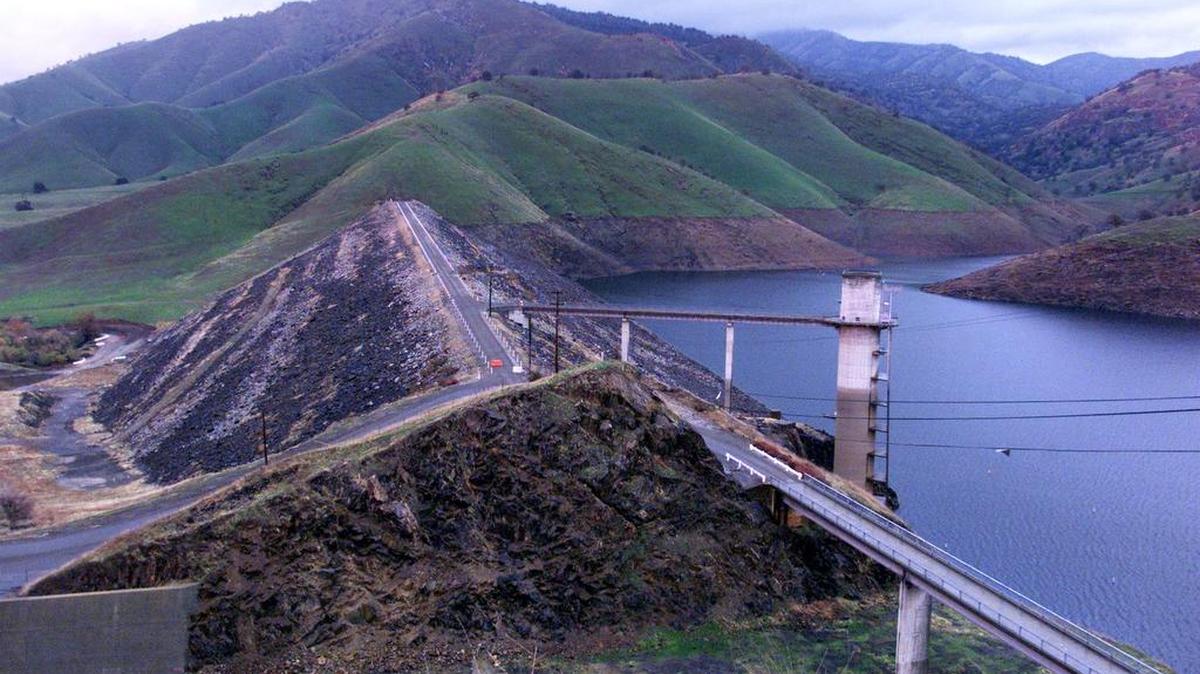 A view of Terminus Dam, a earthen structure at Lake Kaweah about 20 miles east of Visalia. Hydraulic equipment controlling the dam’s gates is not working due to a flood of water into the tower, shown at the right of the dam.