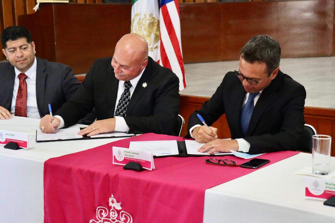 El alcalde de Fresno, Jerry Dyer, y el alcalde de Guadalajara, Pablo Lemus Navarro, firman un acuerdo de ciudad hermana el viernes 22 de abril de 2022 en Guadalajara, Jalisco.