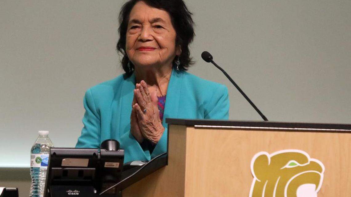 El icono de los derechos civiles Dolores Huerta, quien cumplirá 93 años el 10 de abril, visitó el Madera Community College el 28 de marzo de 2023.