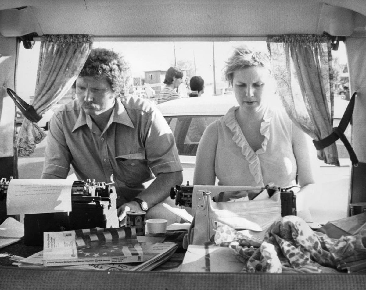 Jim Boren, left, and Gail Marshall in July of 1976 while working as Fresno Bee reporters covering the kidnapping of Chowchilla students in a school bus. Boren and Marshall later worked in The Bee’s opinion section.