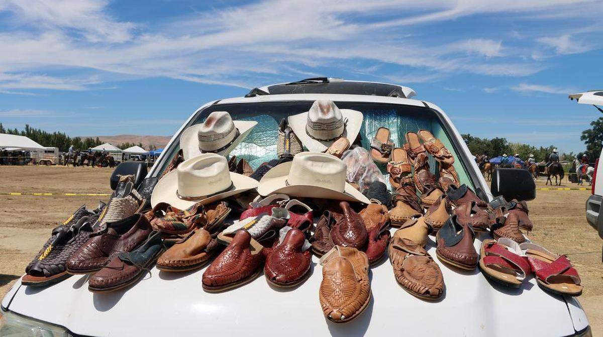 Un vendedor muestra sus productos sobre su auto durante la 45ª Peregrinación Anual a Caballo Joaquín Murrieta en Three Rocks, el 30 de julio de 2023.