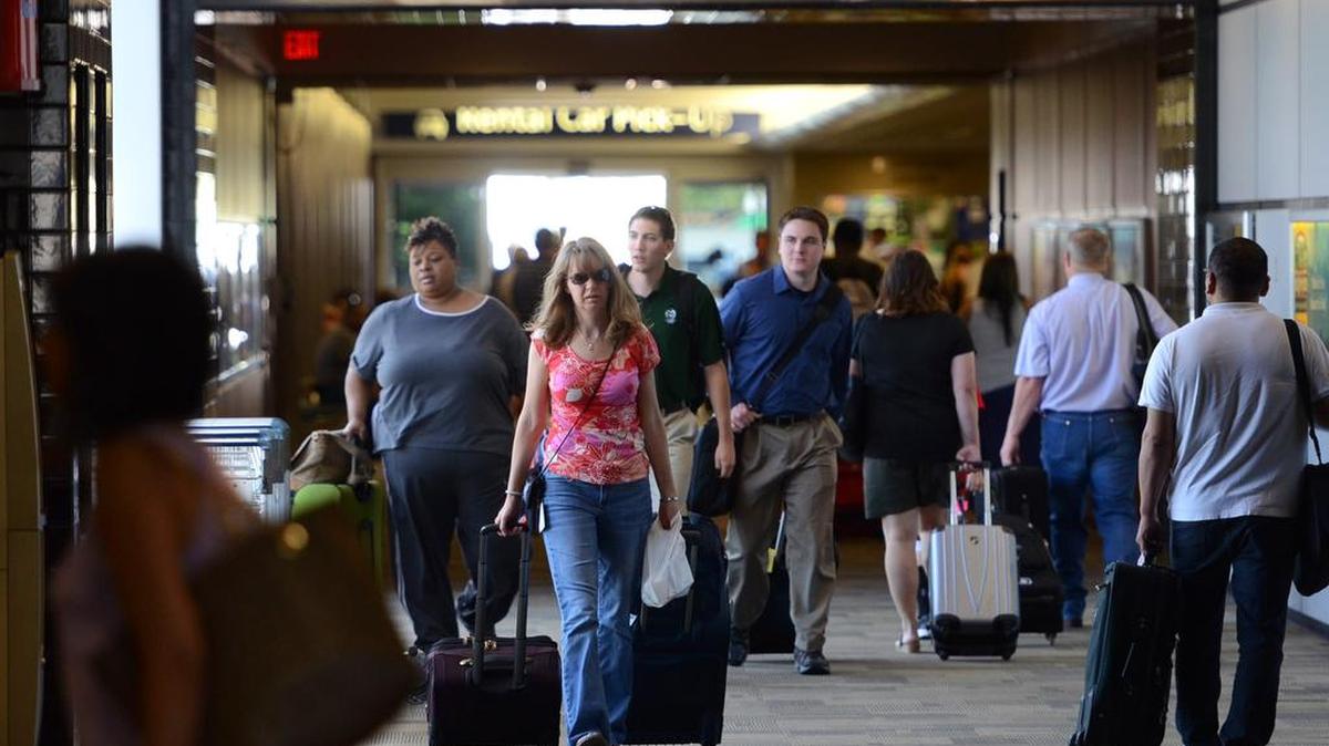 
Passengers retrieve their bags from luggage carousels at Fresno Yosemite International Airport in this 2013 file photo. Through the first four months of 2015, passenger traffic is down about 4% from 2014’s record pace, while the number of available flights was down by more than 18%.
