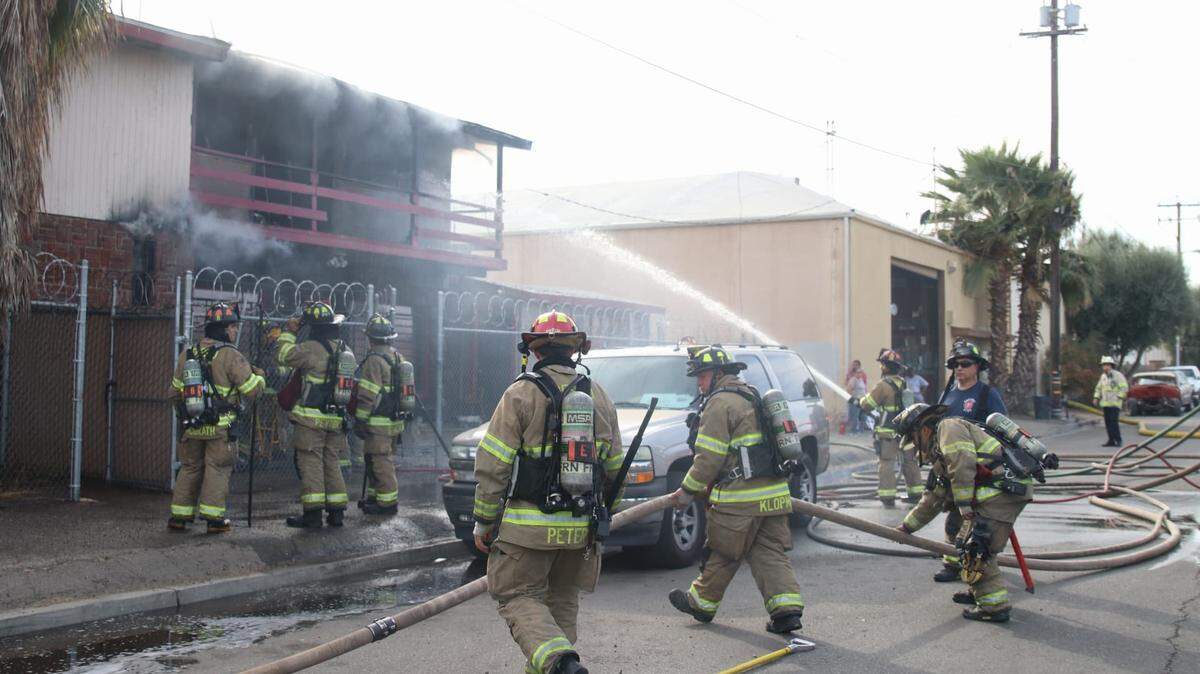 Fresno Fire department responds to a fire at a commercial building on Home avenues and Effie avenues in Fresno, CA.