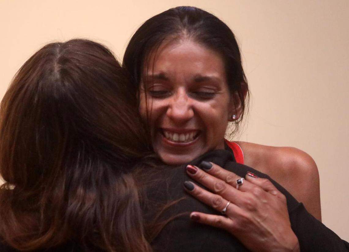 Ángela Ray Grantham, galardonada con la Medalla del Presidente Tony Cantú, recibe un abrazo de la sobrina del expresidente del Fresno City College, durante la ceremonia del 11 de mayo.