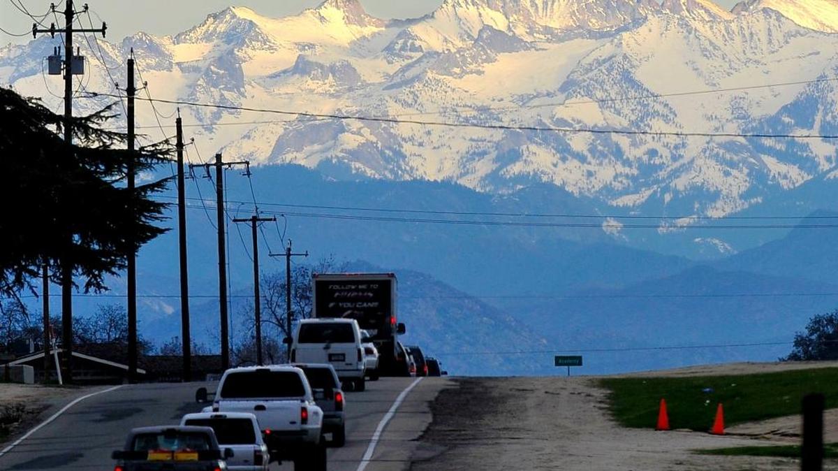 The last sliver of sunlight touches the Sierra range looking east on Mt. View Avenue, north of Kingsburg, Friday afternoon.