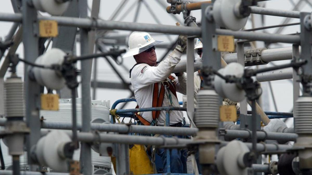 In a 2006 file photo, a PG&E employee works on a transformer at the substation at Chestnut and McKinley avenues in Fresno that went down during a heat wave.