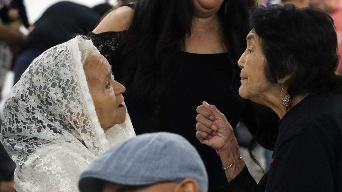 Dolores Huerta charla con Petra Ramírez en la celebración del cambio de nombre de Kings Canyon y otras dos calles en honor del icono de los trabajadores agrícolas César E. Chávez. La celebración tuvo lugar en el recinto ferial de Fresno el 10 de junio de 2023.