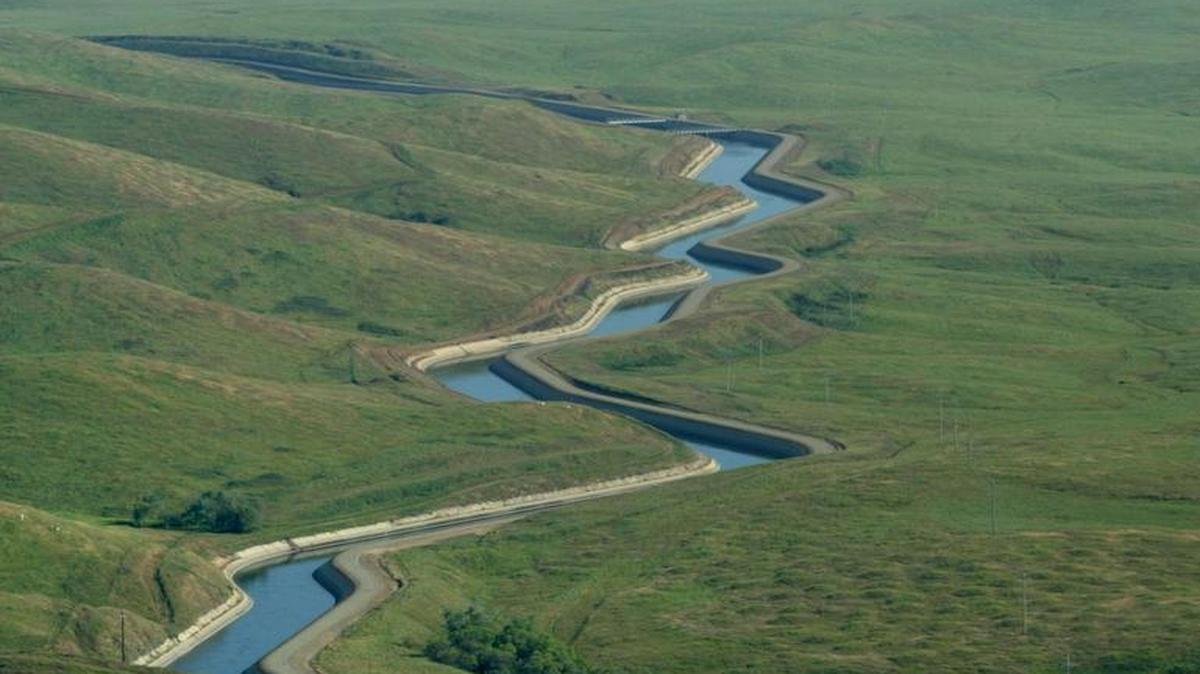 The Friant-Kern Canal winds through the Fresno County foothills. On Thursday, Sept. 29, a man’s body was found floating in the canal in southern Tulare County.