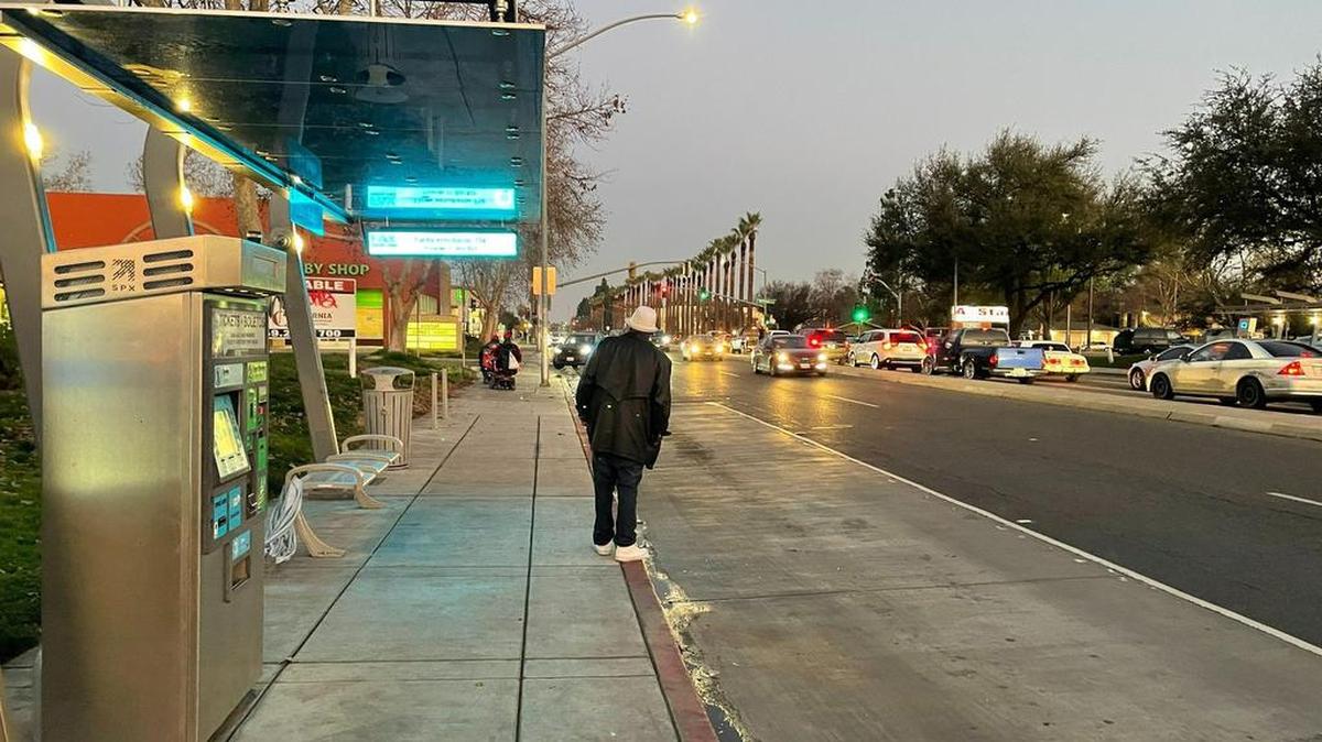 Un hombre espera el autobús en la estación de Willow en Kings Canyon Road en el sureste de Fresno en enero de 2023. Un grupo de propietarios de negocios y habitantes a lo largo de Kings Canyon Road en el sureste de Fresno, de Ventura Street en el centro y de California Avenue en el suroeste de Fresno están demandando a la ciudad sobre una votación del Concejo Municipal en marzo de 2023 para cambiar el nombre de las calles a Cesar Chavez Boulevard, en honor al fallecido organizador de los trabajadores agrícolas.