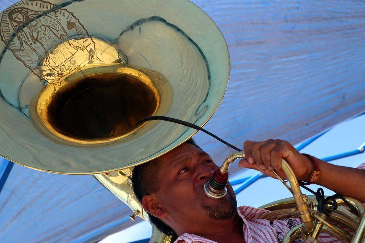 Un músico de la Banda La Talpeña actúa durante la  45ª Peregrinación Anual a Caballo Joaquín Murrieta en Three Rocks, el 30 de julio de 2023.