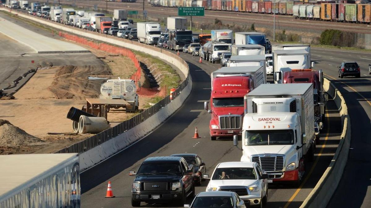Travelers on Highway 99 through Fresno will be brought to a stop Sunday between 2 a.m. and 9 a.m. as Pacific Gas & Electric Co. workers take down power cables.