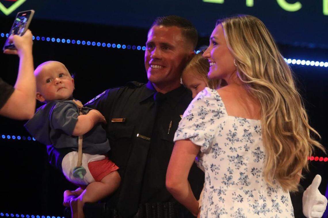 Thomas Richardson (Departamento de Policía de Fresno) posa para una foto con su familia durante su graduación, el 30 de junio de 2023, de la Academia de Policía del Centro del Estado, en la CrossCity Church.