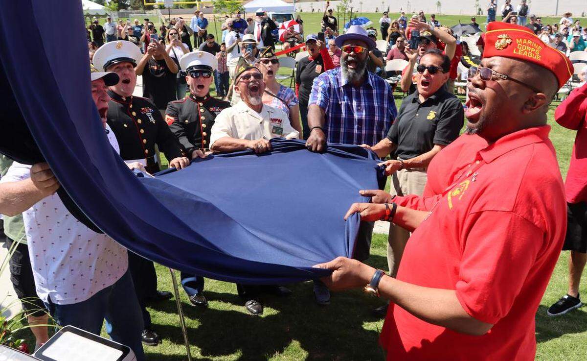 El sargento retirado de la Infantería de Marina Randall Clemons se une a otros veteranos en la inauguración de la estatua de la Infantería de Marina que forma parte del monumento a los veteranos The Five Pillars of Freedom, en el Gateway Park de Corcoran, el 29 de abril de 2023.