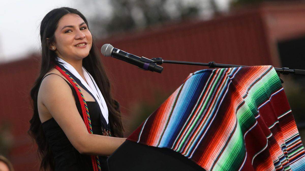 Mariana Sánchez fue la mejor estudiante de Bullard High School y medallista académica. Se dirigió a unos 375 estudiantes durante la primera ceremonia de graduación latina de Fresno Unified.