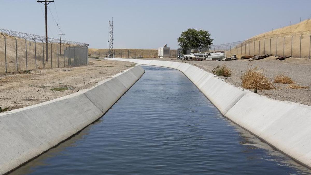 Water flows down a canal operated by the Byron-Bethany Irrigation District in 2015. The district was among those that didn’t issue reports to the state under a 2007 law that requires irrigation districts to provide an accounting of how much water they’re delivering to farmers.