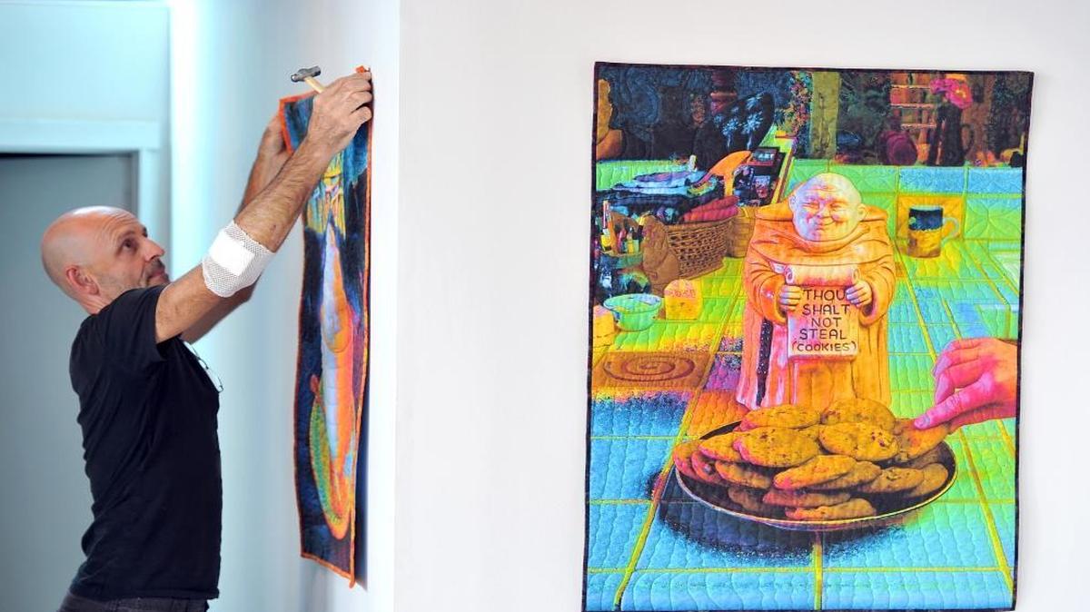 In 2013 Ed Lund installed art quilt pieces for the 1821 Gallery & Studios show.
