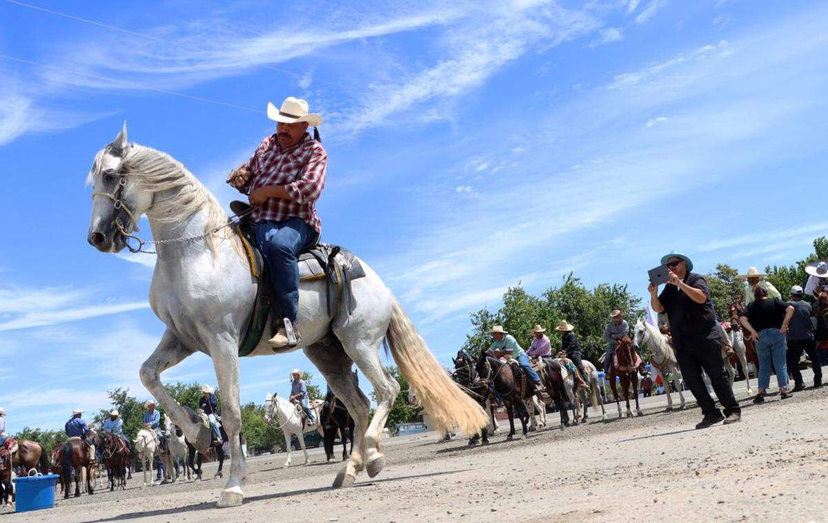 Iván Hernández, de Fresno, y su caballo Siete Leguas actúan durante la 45ª Peregrinación Anual a Caballo Joaquín Murrieta en la Half Way Store, el 30 de julio de 2023.