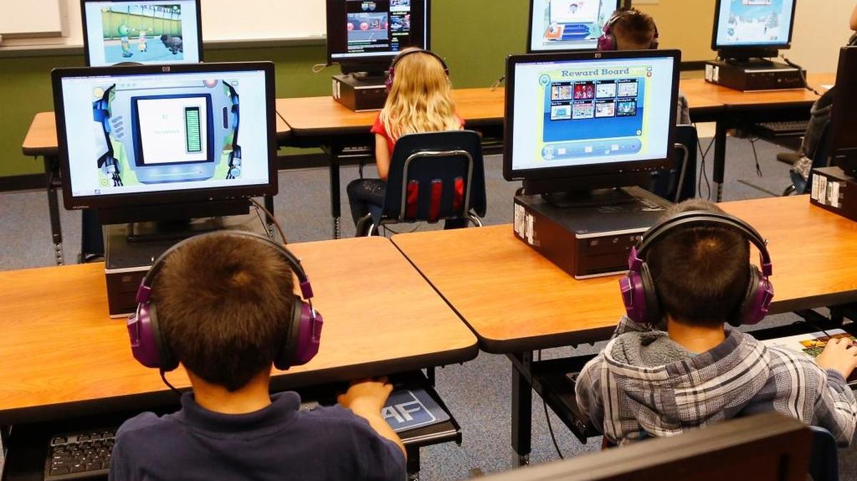 Students work in the computer lab at a school in Oklahoma City. Wading into one of the most polarizing issues in education, President Barack Obama called Oct. 24 for capping standardized testing at 2 percent of classroom time, while conceding the government shares responsibility for having turned tests into the be-all-and-end-all of American schools.