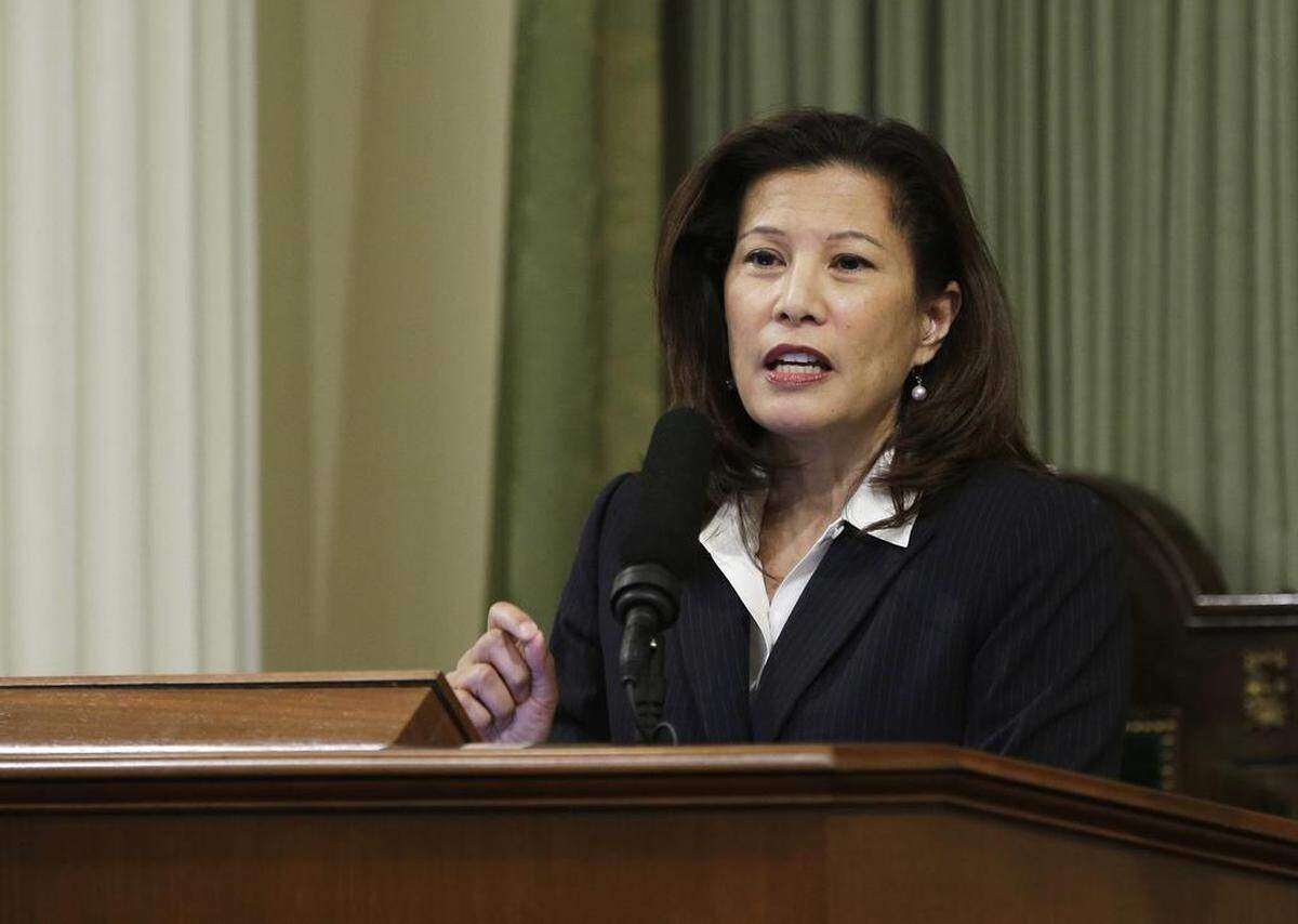 File - In this March 23, 2015, file photo, California Supreme Court Chief Justice Tani G. Cantil-Sakauye delivers her annual State of the Judiciary address before a joint session of the Legislature at the Capitol in Sacramento, Calif. Attorney General Jeff Sessions and Homeland Security Secretary John Kelly are defending federal agents who make immigration arrests at courthouses after California’s top judge asked them to stop. The officials sent a letter this week to Chief Justice Cantil-Sakauye saying state and local policies that bar police from turning over suspects for deportation have compelled federal agents to make arrests at courthouses and other public places. (AP Photo/Rich Pedroncelli, File)