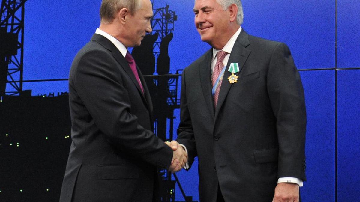 Russian President Vladimir Putin, left, presents Exxon Mobil CEO Rex Tillerson with a medal in St. Petersburg in 2012. An aide to Putin praised President-elect Donald Trump’s choice of Tillerson as his nominee for secretary of state.