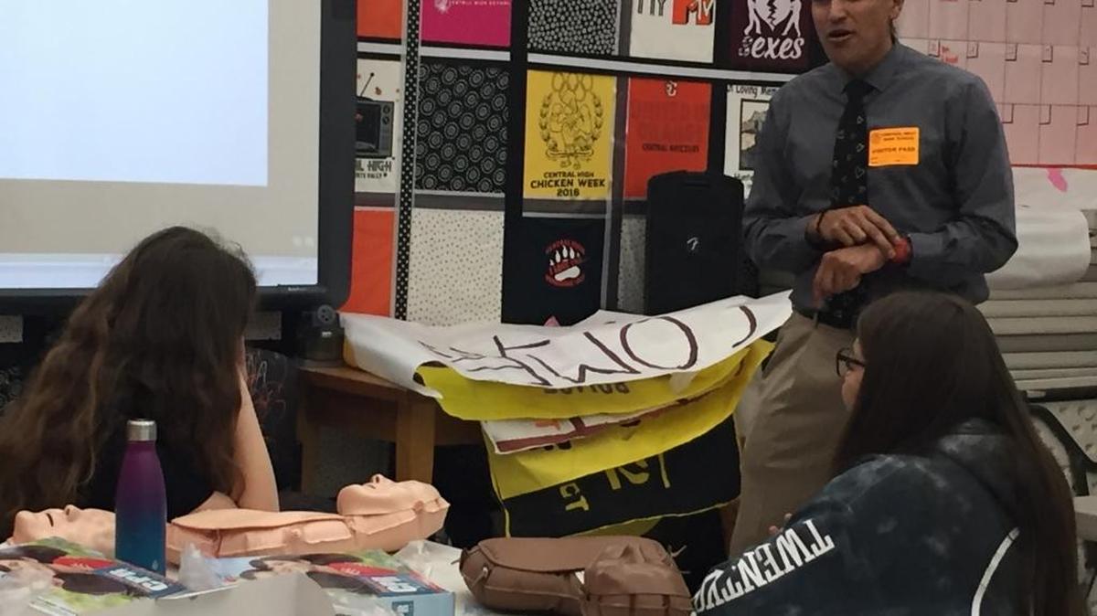 Kaiser Permanente Fresno physician Jesus Rodriguez, M.D., trains leadership students at Central High School how they can save someone’s life by performing hands-only CPR.