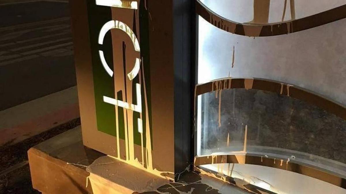 Informants with tips on a crime that lead to an arrest must report to Crime Stoppers anonymously to rceive a reward. Latex paint was recently thrown on new Fulton Street signage and a merchant’s video caught the vandal in action.