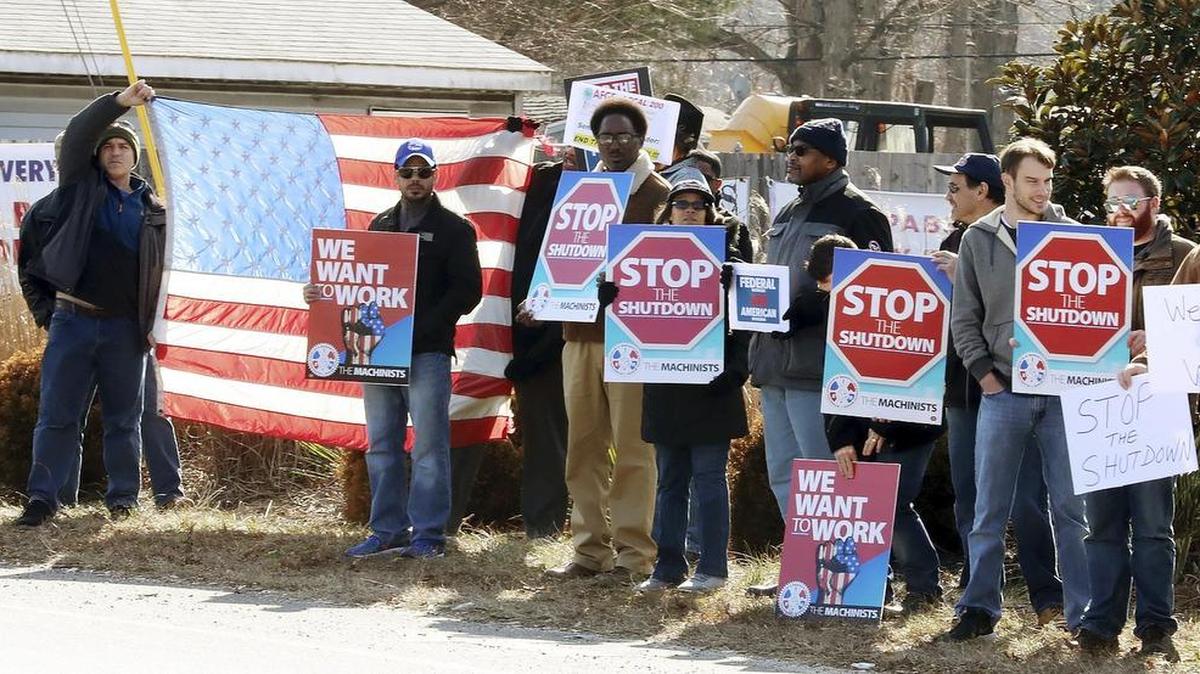 Members of unions, federal workers and contractors hold a rally to end the partial shutdown of the federal government at Airport circle in Egg Harbor Township, N.J., on Jan. 25. (Edward Lea Staff Photographer/The Press of Atlantic City via AP)