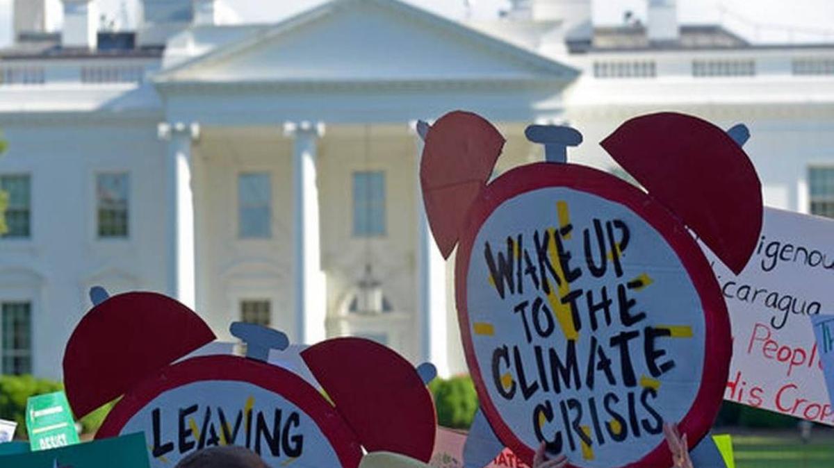 Protesters gather outside the White House on June 1, 2017, to protest President Donald Trump’s decision to withdraw the Unites States from the Paris climate change accord.