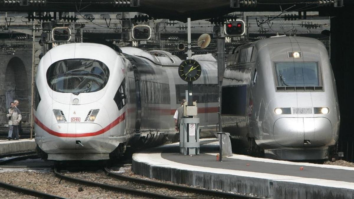 A German high-speed train, left, and a French high-speed train at the Gare de l’est station in Paris in 2007.