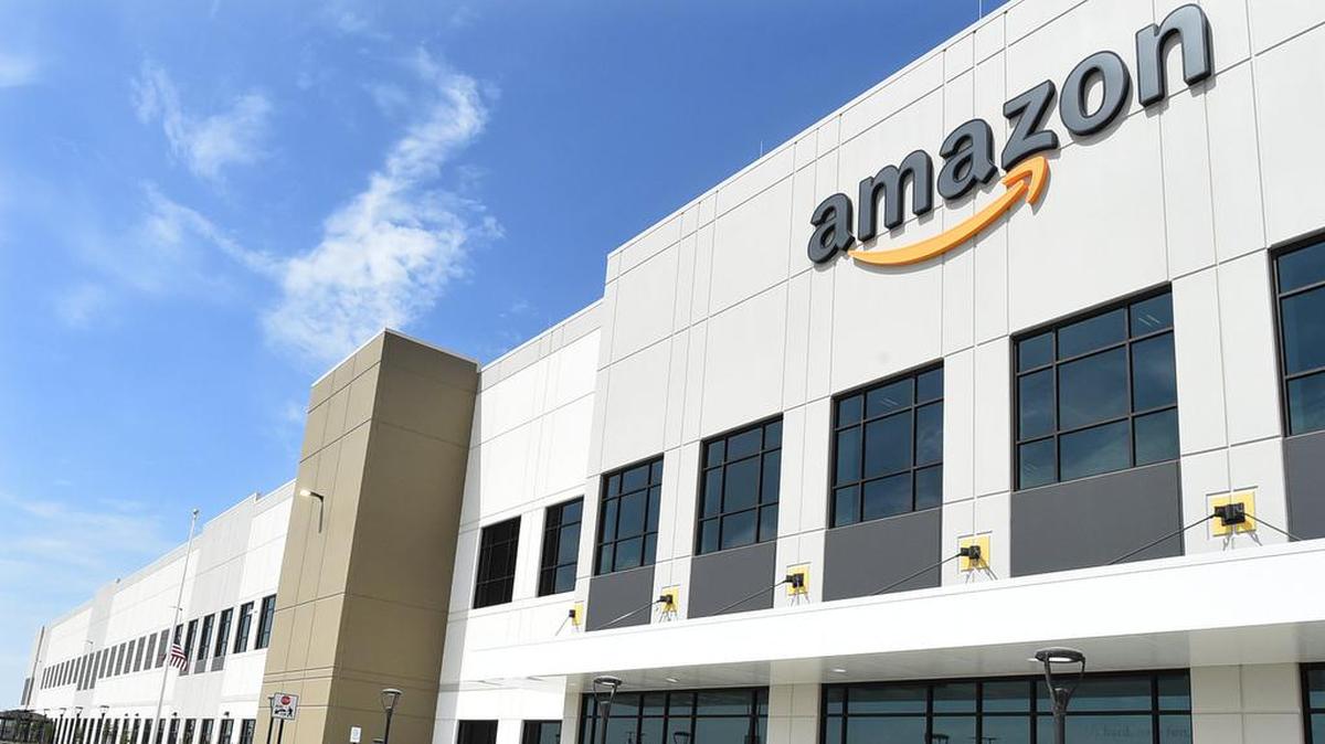 Amazon's new 855,000- square-foot customer Fulfillment Center in Fresno as it neared completion. The city made a deal to rebate sales taxes back to Amazon if it fulfilled hiring goals from the local workforce.