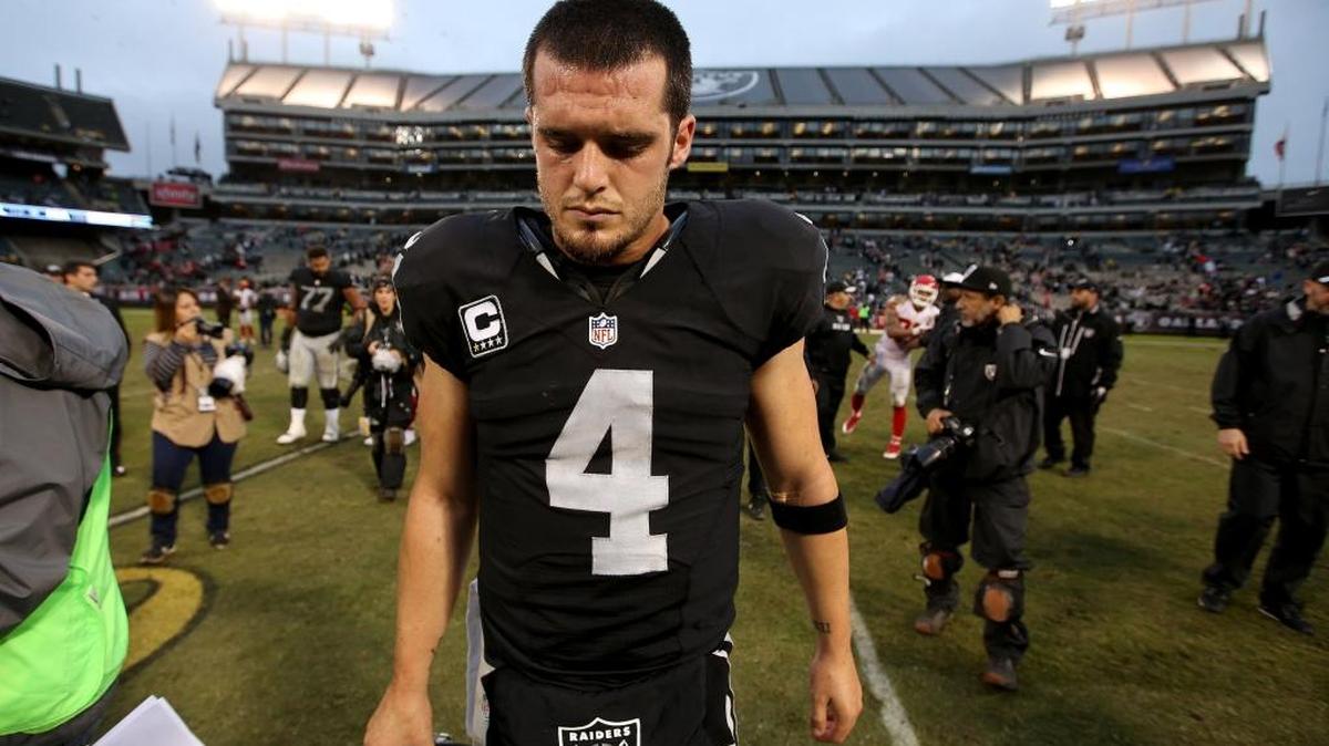 Raiders quarterback Derek Carr had a tough fourth quarter in Oakland’s 34-20 loss to the Chiefs on Sunday, throwing three interceptions that all led to Kansas City touchdowns.