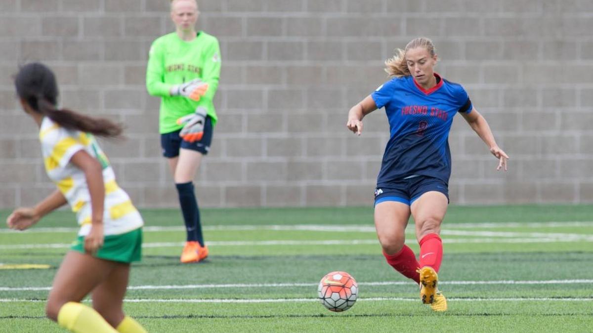 Senior defender Fanny Johansson dribbles upfield during Fresno State’s Aug. 30 road match against Oregon.
