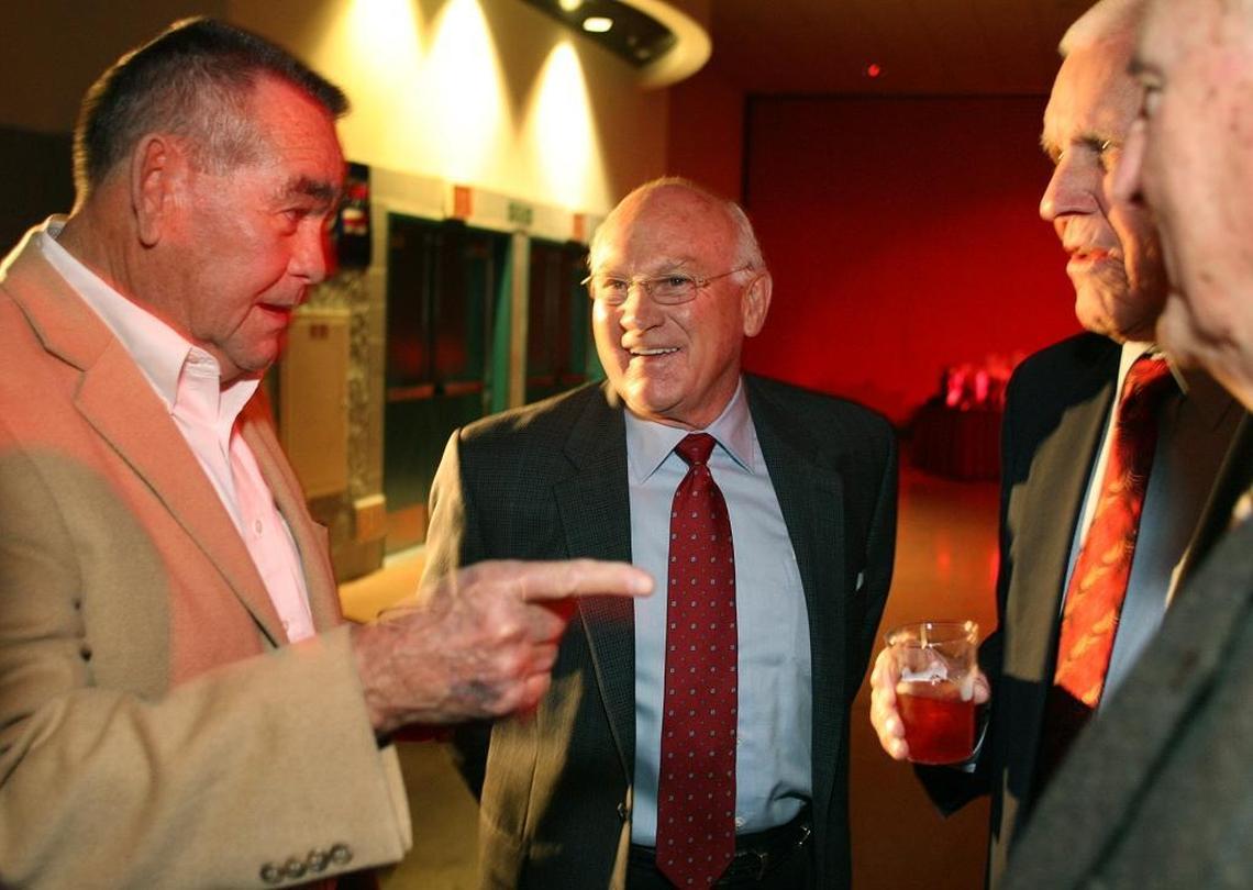 Former major league baseball player Tex Clevenger, left, talks with Harmon Killebrew, center, Lon Simmons and Gus Zernial, right, before the Fresno Grizzlies’ 2008 Hot Stove Dinner.