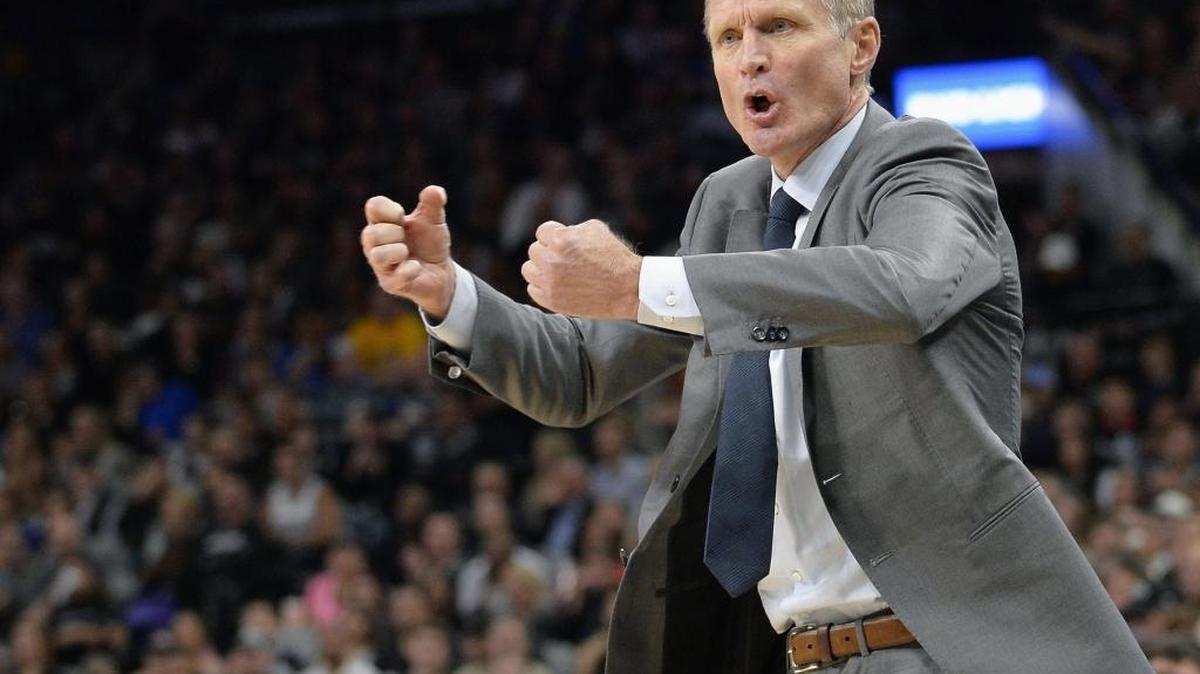 Golden State Warriors coach Steve Kerr, who starred as a player on the 72-10 Chicago Bulls team, has given his players the freedom to chase the record.