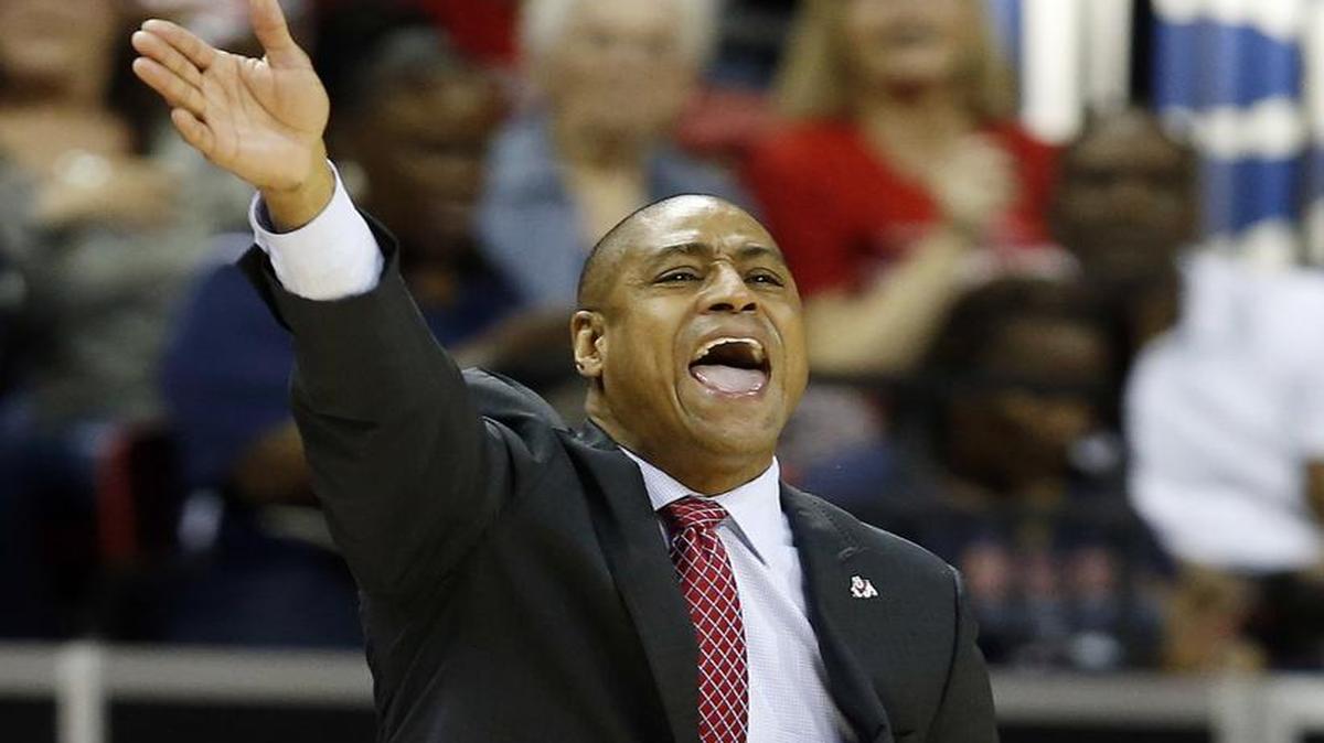 Fresno State men’s basketball coach Rodney Terry instructs his team during the first half of the Bulldogs’ 65-60 victory over New Mexico on Thursday in the Mountain West Conference tournament.
