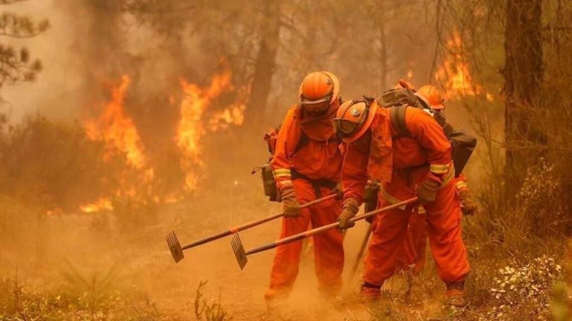 These California inmates risked death to fight wildfires. After prison, they’re left behind