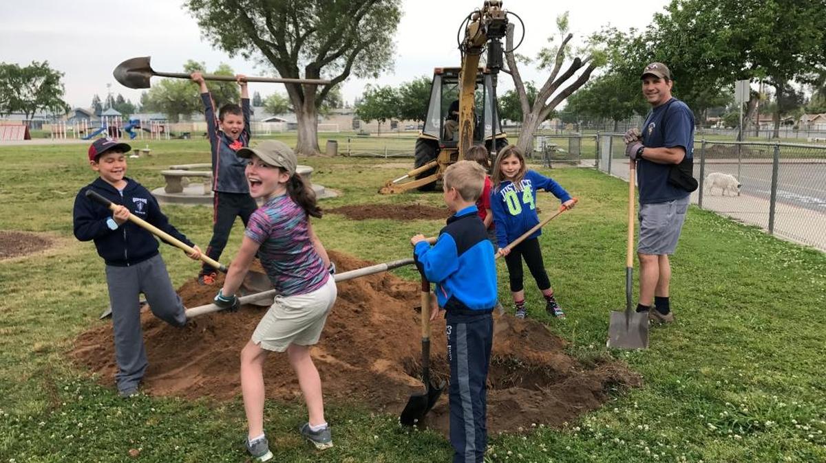 Enthusiastic Fresno students really dig botany lessons learned in a recent tree-planting project at Ruth Gibson Elementary School.