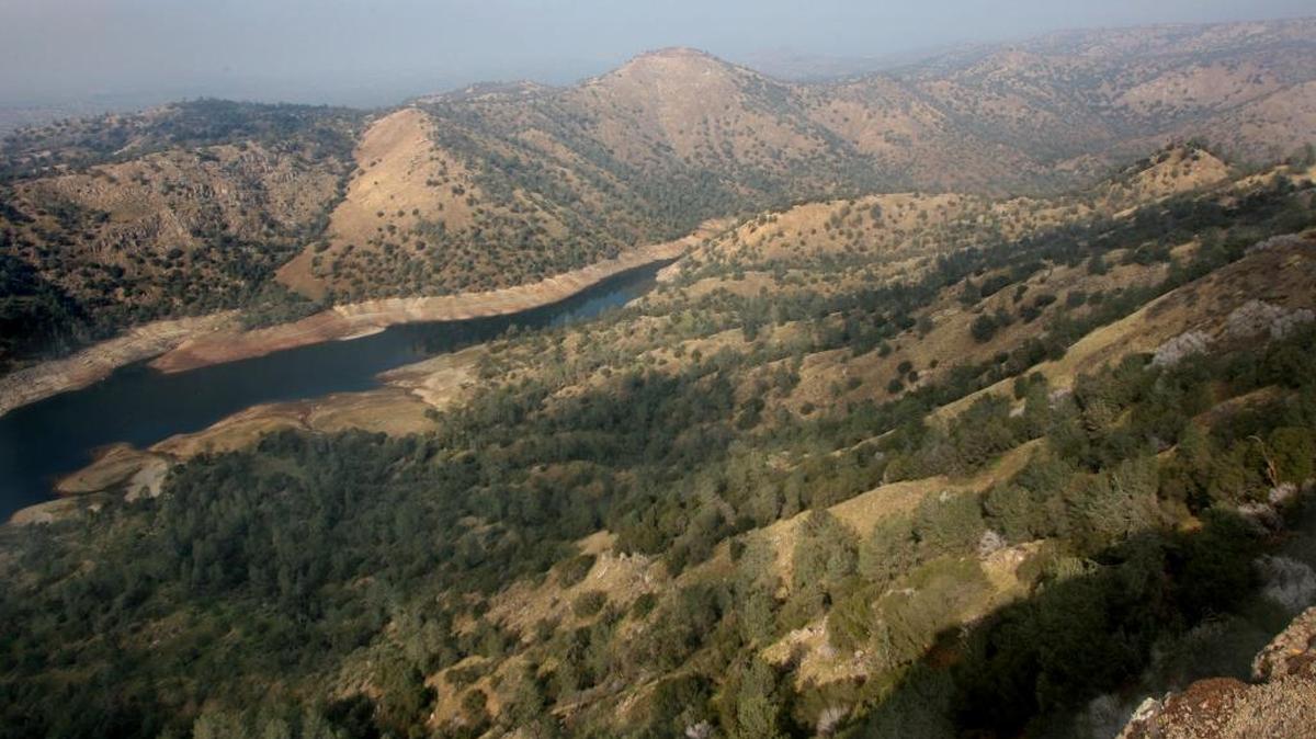 This is a view to the north over the edge of Big Table Mountain into the gorge containing the upper reaches of Millerton Lake near Temperance Flat. The proposed Temperance Flat dam would be constructed roughly where the lake is obscured by the ridge coming in from the right.