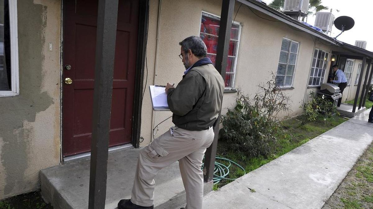 Fresno code enforcement inspector John Tanksley makes the rounds at the apartment complex at 4551 E. Clay, Wednesday morning, January 27, 2016. Valley Voice contributor Linda Piearcy wishes for more inspection support in the county area where she lives.