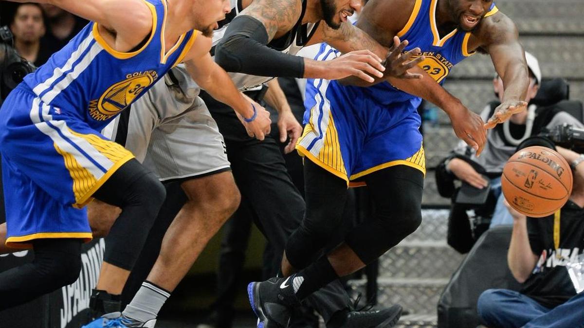 San Antonio Spurs forward LaMarcus Aldridge, center, chases the ball against Golden State Warriors' Stephen Curry (30) and Draymond Green during an NBA basketball game, Saturday, March 19, 2016, in San Antonio.